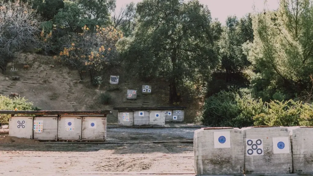 Zielstationen aus Schaumstoffblöcken mit Auflagen in einem Parcours am Hang