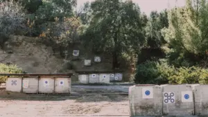 Zielstationen aus Schaumstoffblöcken mit Auflagen in einem Parcours am Hang